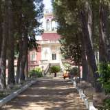 E� introdotta da un viale che sfocia in una scenografica scalinata cinta dall�elegante balaustra in pietra bianca che spicca sulle vivaci mura rosa. Balaustra a colonnine che ritorna poi sul terrazzino
